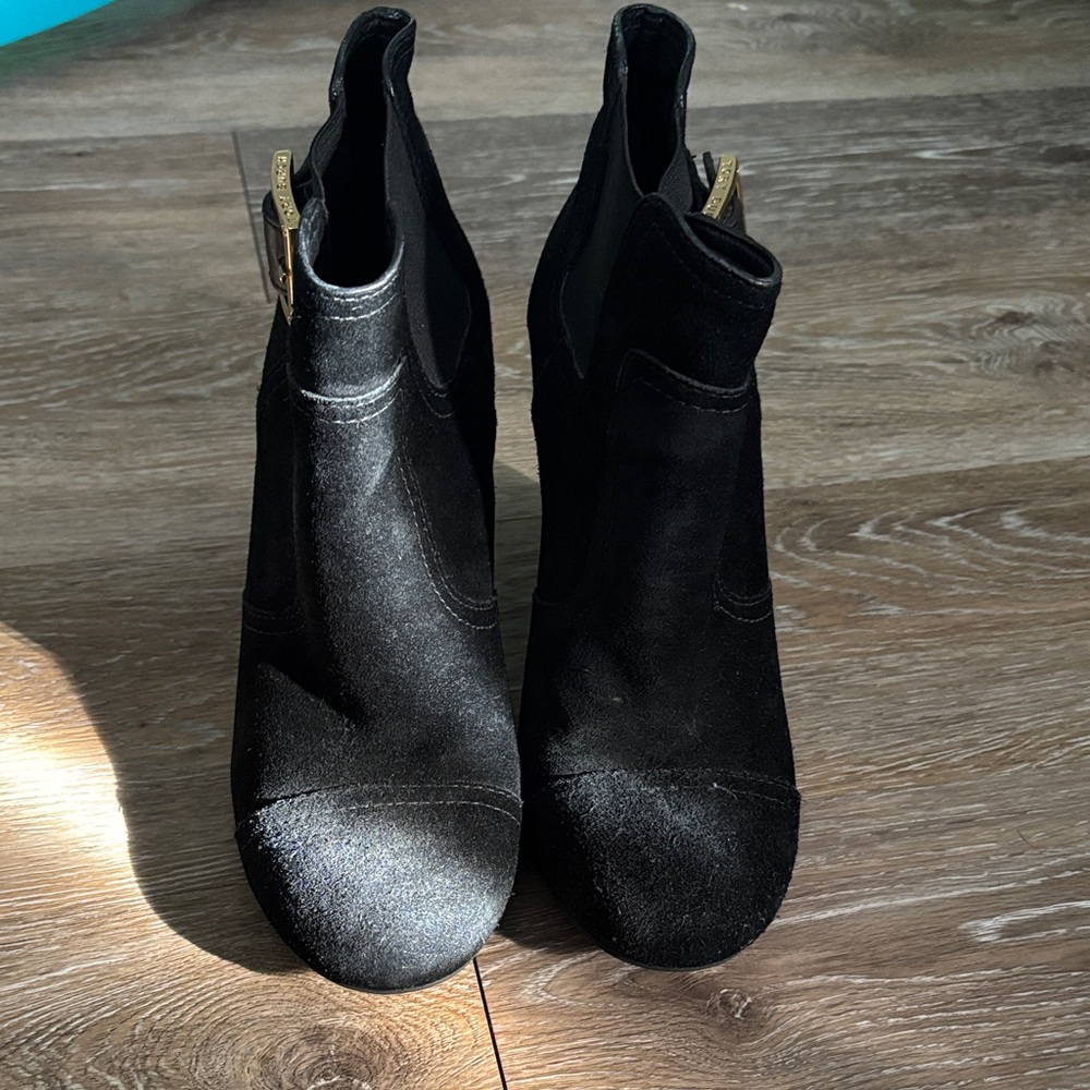 Tory Burch Elegant Black Ankle Boots with Gold Buckle - Picture 3 of 5